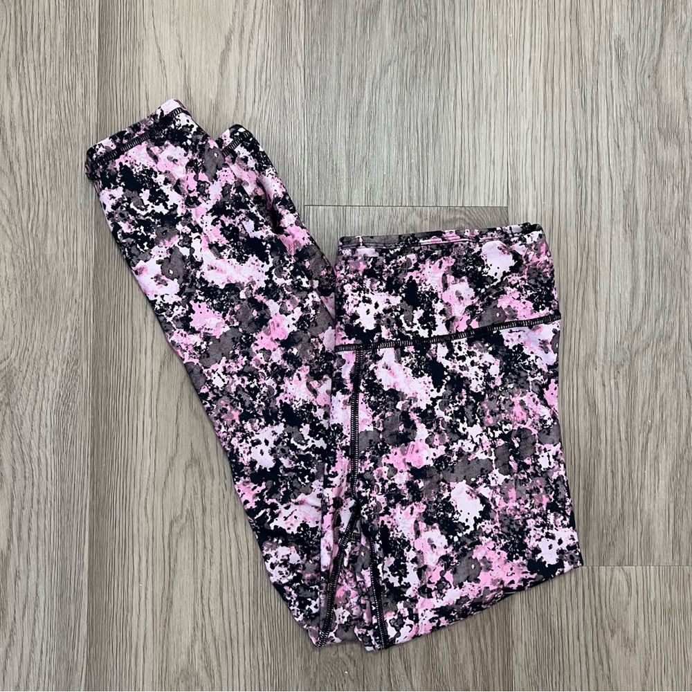 Fabletics Pink Camo 3/4 Length Athletic Pants - Small